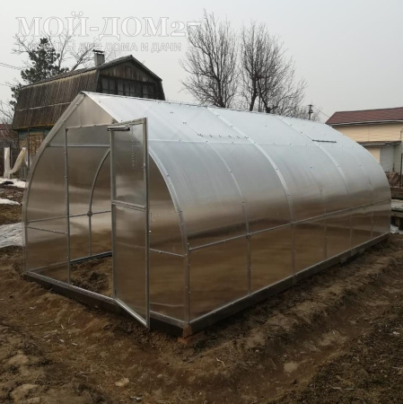 Теплица Дачница Остроконечная 6 метров с поликарбонатом | Мой-Дом27 | Каркас изготовлен из оцинкованной замкнутой трубы 30*20 мм.<br>
 Ширина - 3 метра. Высота - 2,2 метра. Длина 6 метров.&nbsp;<br>
 Выдерживаемая снеговая нагрузка - 80 кг/м2. Выдерживаемая ветровая нагрузка - до 15 м/с.&nbsp;<br>
 Расстояние между дугами 1 метр. Толщина металла 1&nbsp;мм.&nbsp;<b>Форма - капелька</b><br>